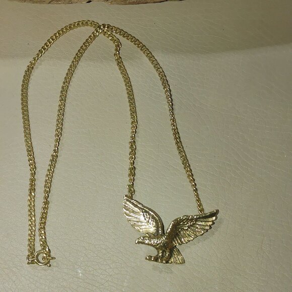Eagle Flying Pendant 18 Inch Necklace Avon Gold Tone Cuban Style Chain Vintage - Picture 9 of 14